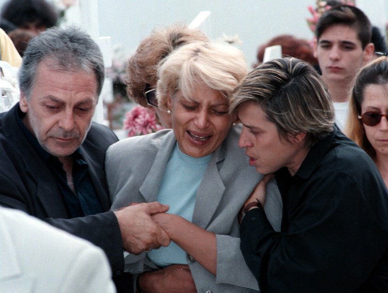 Η μητέρα της Αμαλίας Γκινάκη, σπαράζει στην κηδεία της κόρης της