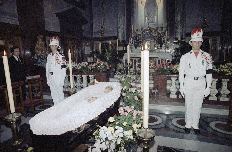 Εικόνα από την κηδεία της Γκρέις Κέλι το 1982, μετά το δυστύχημα που της στοίχισε τη ζωή