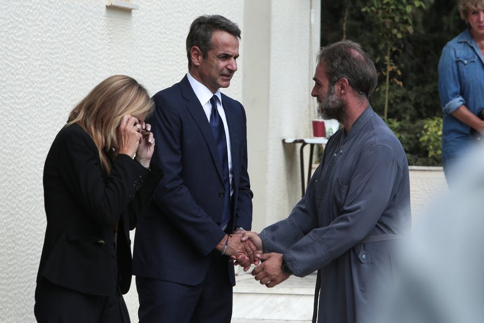 Κυριάκος Μητσοτάκης και Μαρέβα Γκραμπόφσκι χαιρετούν τον ιερέα -Φωτογραφία: George Vitsaras / SOOC