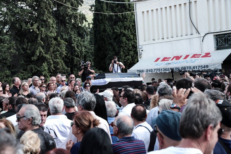 Ο κόσμος συνοδεύει στην τελευταία του κατοικία τον αγαπημένο καλλιτέχνη Λαυρέντη Μαχαιρίτσα -