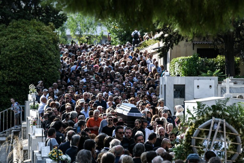 Εκατοντάδες κόσμου στην κηδεία του Λαυρέντη Μαχαιρίτσα