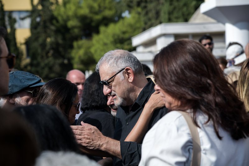 Ο Νίκος Πορτοκάλογλου στην κηδεία του Λαυρέντη Μαχαιρίτσα