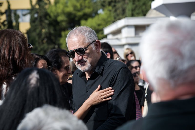 Συντετριμμένος ο Νίκος Πορτοκάλογλου εκφώνησε τον επικήδειο για τον Λαυρέντη Μαχαιρίτσα