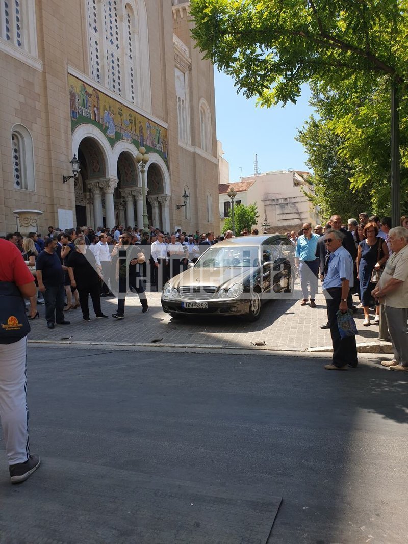 Συντετριμμένοι συγγενείς και φίλοι στο τελευταίο αντίο στον Γρηγόρη Τασούλα