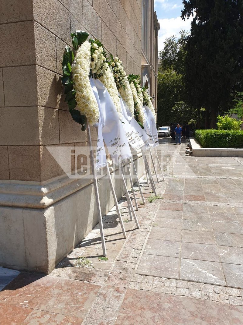 Στεφάνια έξω από τη Μητρόπολη στην κηδεία του Γρηγόρη Τασούλα