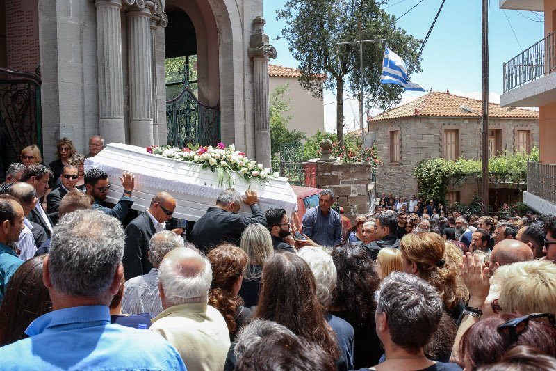 Πλήθος κόσμου στην κηδεία του Πάνου Ζάρλα