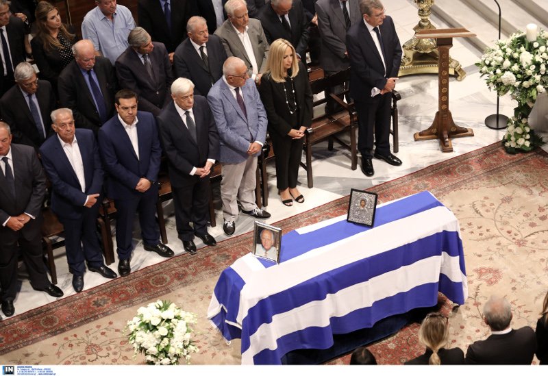 Το φέρετρο του Αντώνη Λιβάνη σκεπασμένο με την ελληνική σημαία/ ΦΩΤΟΓΡΑΦΙΑ INTIMENEWS