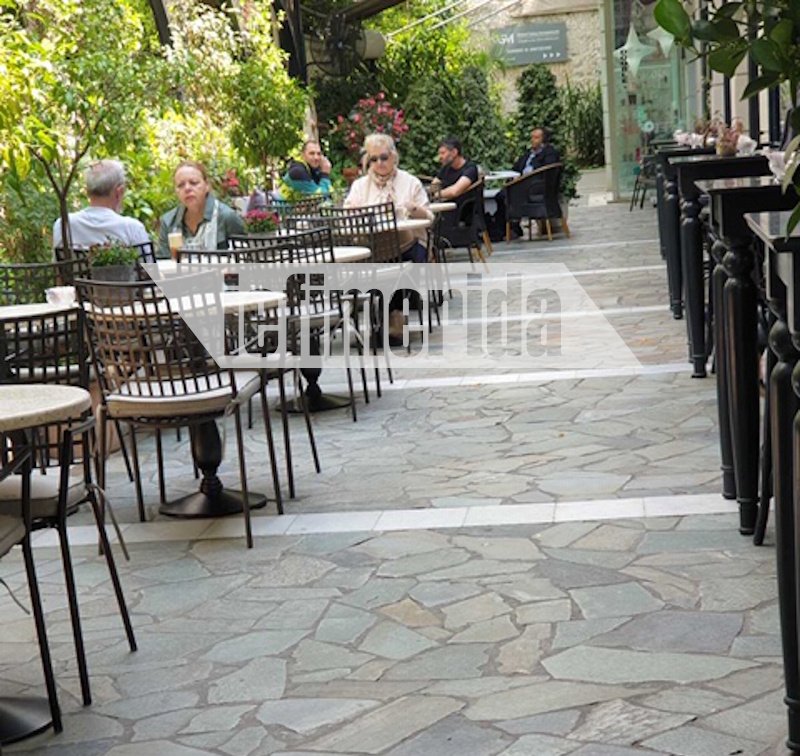 Με αποστάσεις ασφαλείας πήγαν στις καφετέριες και οι κάτοικοι της Κηφισιάς