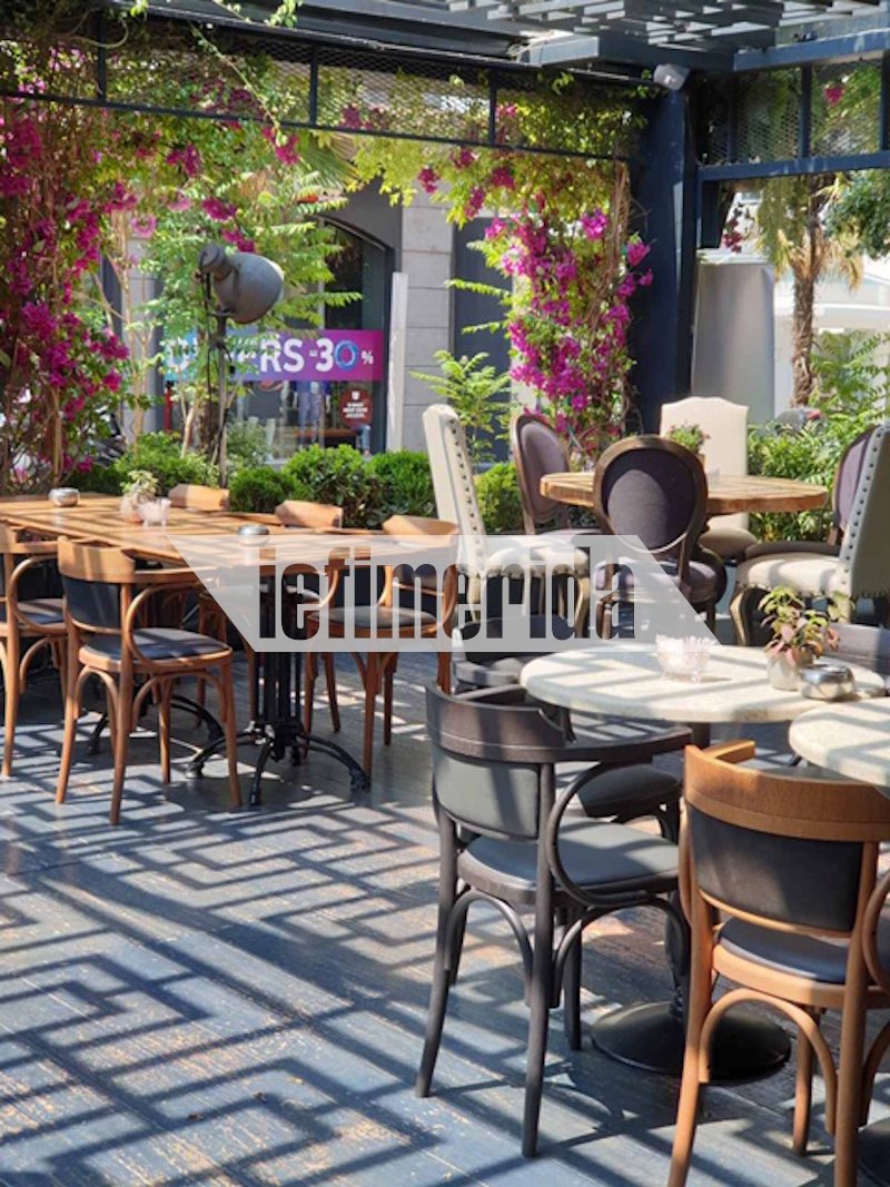 Τραπεζάκια και καρέκλες με τις απαραίτητες αποστάσεις ασφαλείας σε καφετέρια στην Κηφισιά