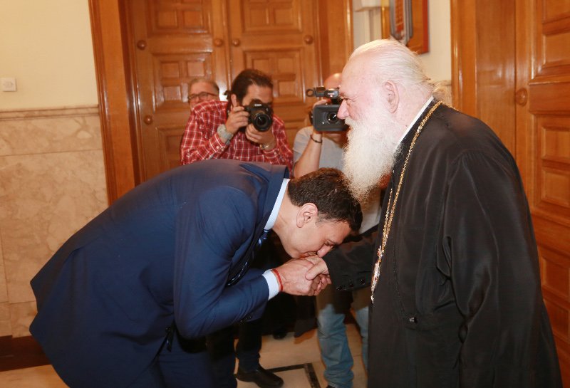 Ο Βασίλης Κικίλιας φιλάει το χέρι του Αρχιεπίσκοπου