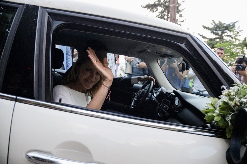 Η Τζένη Μπαλατσινού και ο Βασίλης Κικίλιας αποχωρούν από την εκκλησία / Φωτογραφία: EUROKINISSI