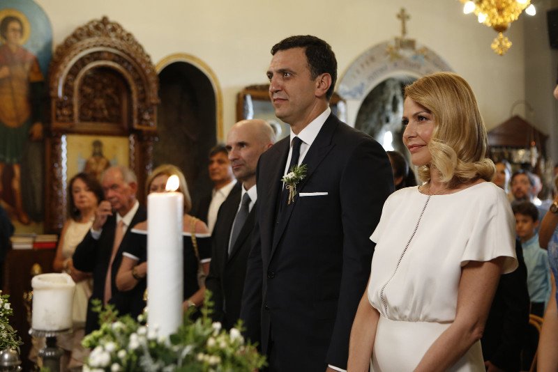 Η Τζένη Μπαλατσινού και ο Βασίλης Κικίλιας στην εκκλησία / Φωτογραφία: jenny.gr