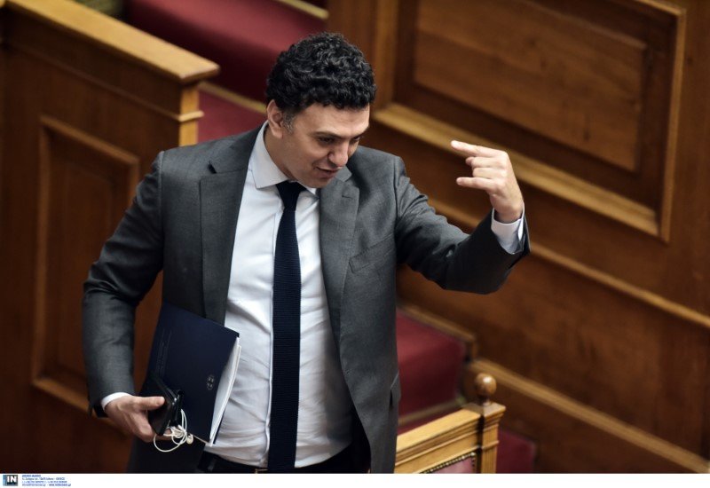 Ο Βασίλης Κικίλιας δείχνει χαμογελώντας το ακούρευτο κεφάλι του- Φωτογραφία: Intimenews/ΖΑΧΟΣ ΓΙΩΡΓΟΣ