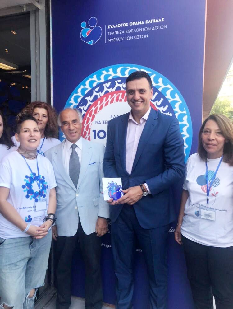 Ο υπουργός Υγείας στο περίπτερο του Συλλόγου «Όραμα Ελπίδας»