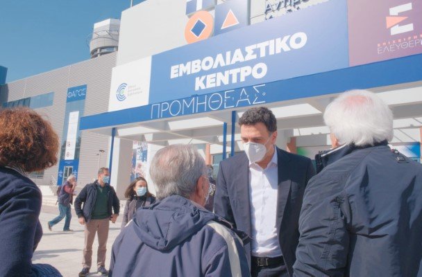 Ο Βασίλης Κικίλιας επισκέφθηκε το mega Εμβολιαστικό Κέντρο στο Μαρούσι
