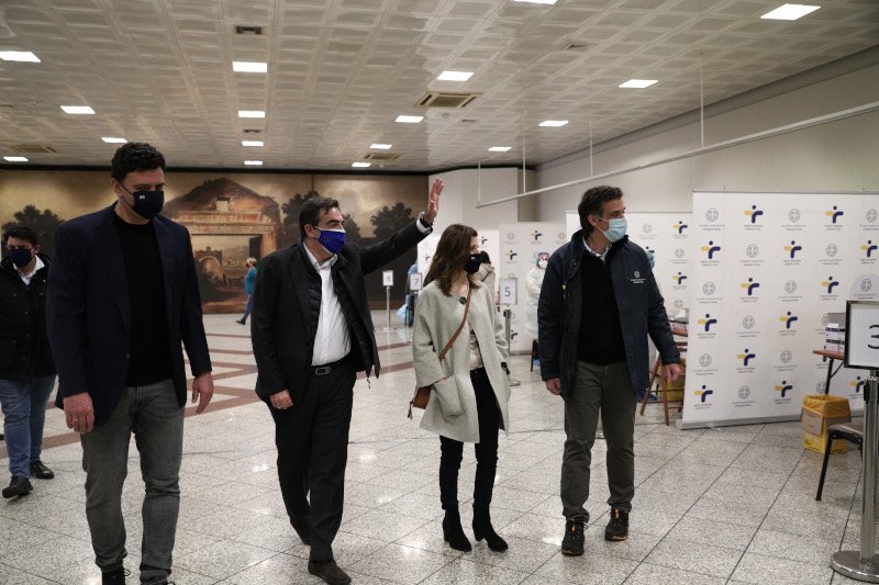 Ο Αντιρπόεδρος της Ευρωπαϊκής Επιτροπής Μαργαρίτης Σχοινάς συνοδευόμενος από τον Υπουργό Υγείας Βασίλη Κικίλια και τον Πρόεδρο του ΕΟΔΥ Παναγιώτη Αρκουμανέα, επισκέφθηκε σήμερα την Πλατεία Συντάγματος, όπου διεξάγονται δωρεάν rapid test για τον Covid-19amna