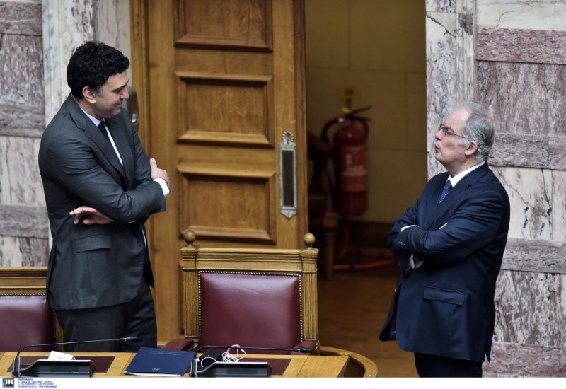 Ο πρόεδρος της Βουλής Κων. Τασούλας συνομιλεί με τον υπ. Υγείας Βασίλη Κικίλια μιλούν κρατώντας αποστάσεις... ασφαλείας