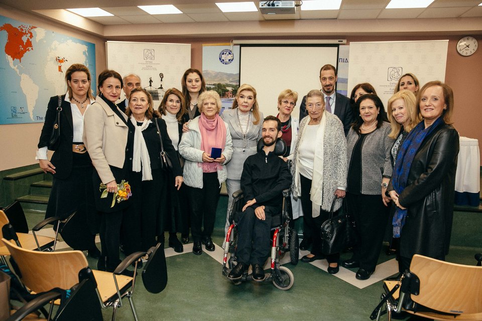Ο Στέλιος Κυμπουρόπουλος με την Μαριάννα Βαρδινογιάννη στην Ογκολογική Παίδων