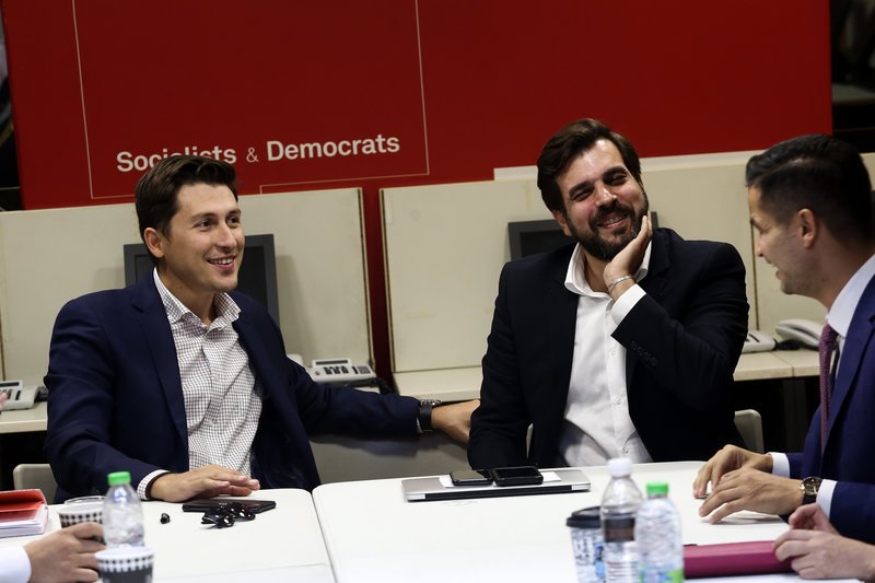 νέος γραμματέας επικοινωνίας του ΚΙΝΑΛ Κυριάκος Κυριάκος (δεξιά) και ο εκπρόσωπος Τύπου Παύλος Χρηστίδης (αριστερά)