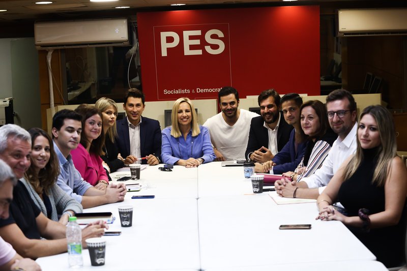 Η Φώφη Γεννηματά με όλη την ομάδα επικοινωνίας του ΚΙΝΑΛ