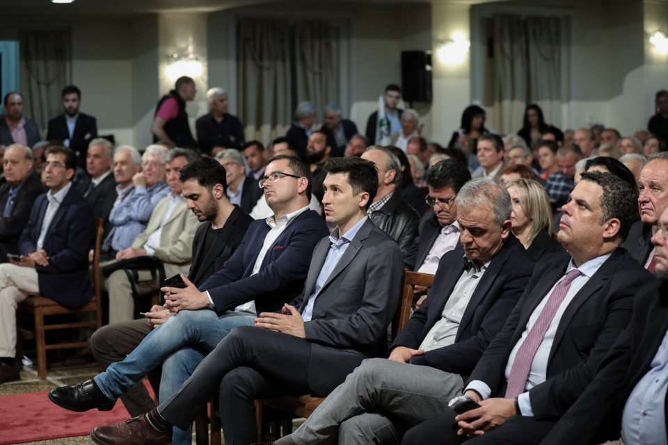 Στελέχη του ΚΙΝΑΛ στην πρώτη σειρά κατά την ομιλία της Φώφης Γεννηματά στον Πειραιά. Ανάμεσά τους διακρίνεται και ο εκπρόσωπος Τύπου του κόμματος, Παύλος Χρηστίδης