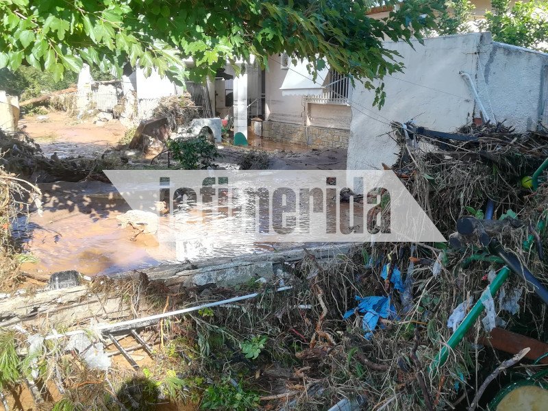 Φερτά υλικά σταμάτησαν έξω από σπίτια