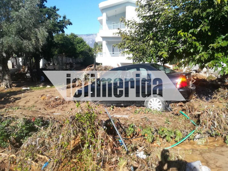 Αυτοκίνητα παρασύρθηκαν και κατέληξαν σε χωράφια