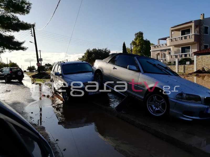 Αυτοκίνητα παρασύρθηκαν από την κακοκαιρία