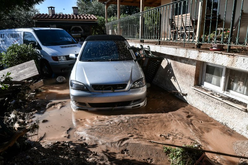 ΙΧ παρασύρθηκαν, σπίτια και επιχειρήσεις πλημμύρισαν από την κακοκαιρία