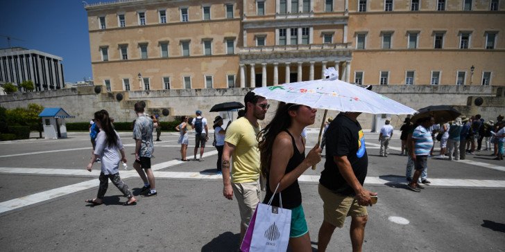 Με ομπρέλες οι τουρίστες στην Αθήνα (φωτογραφία αρχείου)