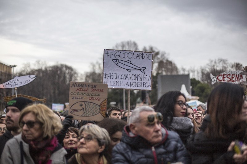Χιλιάδες μέλη του «Κινήματος της Σαρδέλας»