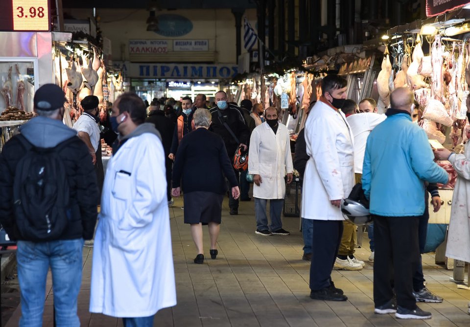 Κίνηση στη Βαρβάκειο Αγορά δυο ημέρες πριν τα Χριστούγεννα
