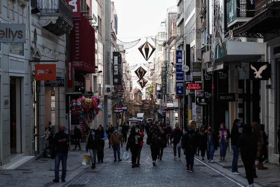 Μερικές δεκάδες πολίτες κατέβηκαν στην Ερμού το μεσημέρι της Τετάρτης για τα τελευταία τους ψώνια