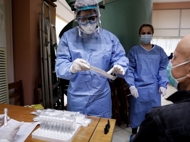 Η στιγμή της λήψης δείγματος για το τεστ του κορωνοϊού
