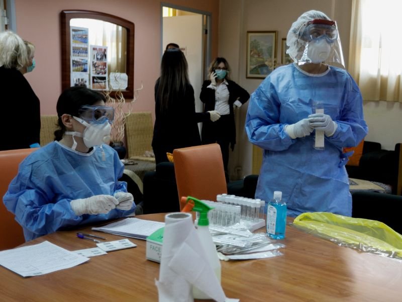 Με τα κατάλληλα μέσα προστασίας οι εργαζόμενοι στον ΕΟΔΥ /Φωτογραφία: EUROKINISSI/ΚΟΝΤΑΡΙΝΗΣ ΓΙΩΡΓΟΣ