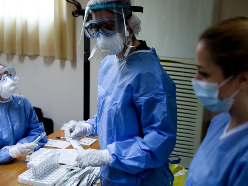 Ετοιμασίες για τη λήψη δειγμάτων /Φωτογραφία: EUROKINISSI/ΚΟΝΤΑΡΙΝΗΣ ΓΙΩΡΓΟΣ
