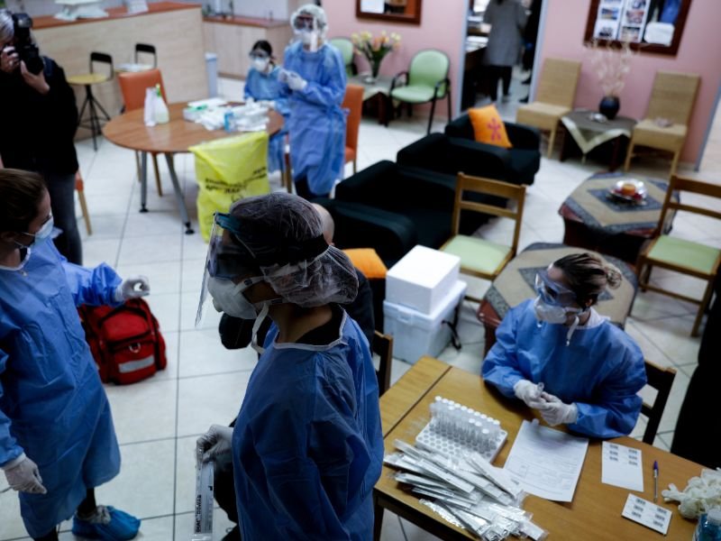 Στελέχη της κινητής μονάδας του ΕΟΔΥ στο ΚΑΠΗ στο Γαλάτσι /Φωτογραφία: EUROKINISSI/ΚΟΝΤΑΡΙΝΗΣ ΓΙΩΡΓΟΣ
