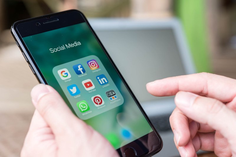 κινητό με social media