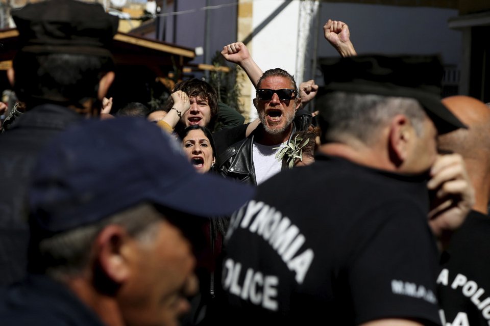 Από τις συγκρούσεις στην σημερινή διαδήλωση/ Φωτογραφία: AP Image