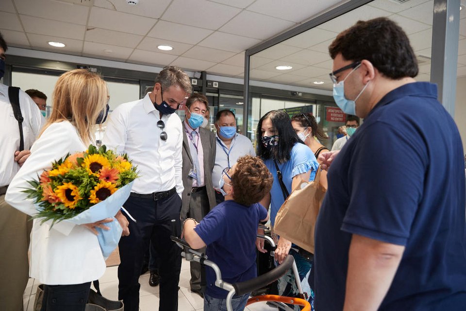 Κυριάκος και Μαρέβα Μητσοτάκη κατά την άφιξή τους στο αεροδρόμιο της Ρόδου