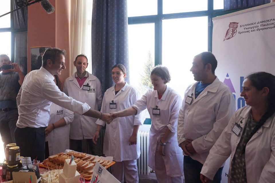 Ο Κυριάκος Μητσοτάκης σε συνάντησή του με εργαζόμενους στη Γαλακτοκομική Σχολή στα Ιωάννινα