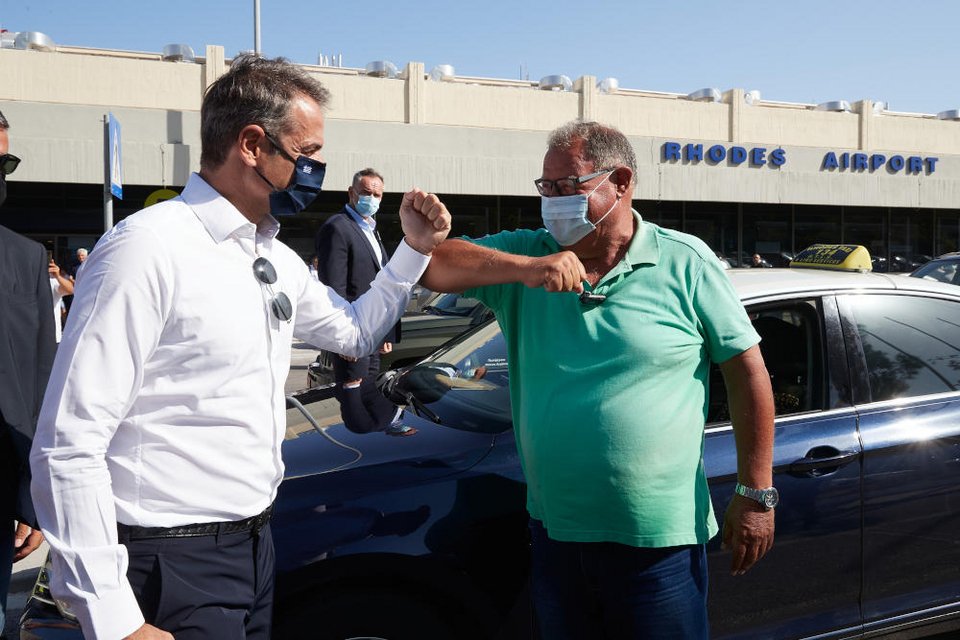 Ο Πρωθυπουργός χαιρέτισε πολίτες στο αεροδρόμιο της Ρόδου
