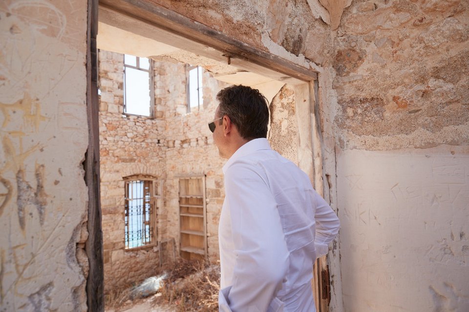 Ο Πρωθυπουργός περπάτησε στο παραλιακό μέτωπο του νησιού