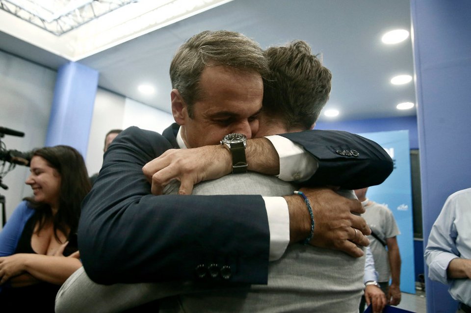 Ο Κυριάκος Μητσοτάκης αγκαλιά με τον γιο του Κωνσταντίνο στα γραφεία της ΝΔ στην Πειραιώς / Φωτογραφία: Intime