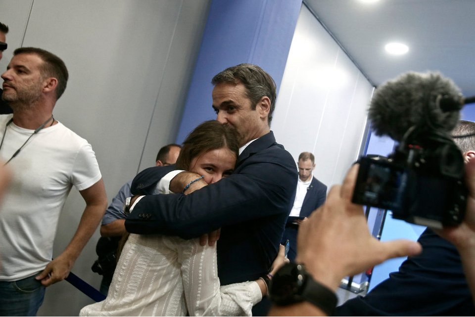 Η αγκαλιά και το φιλί του Κυριάκου Μητσοτάκη στην κόρη του Δάφνη