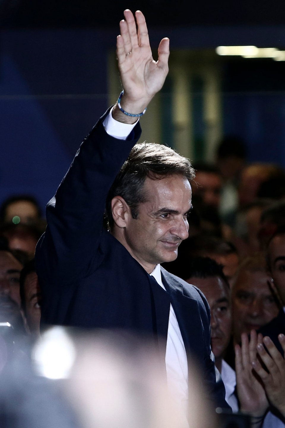 Μετά το τηλεοπτικό του μήνυμα ο Κυριάκος Μητσοτάκης απευθύνθηκε στους οπαδούς του έξω από την Πειραιώς