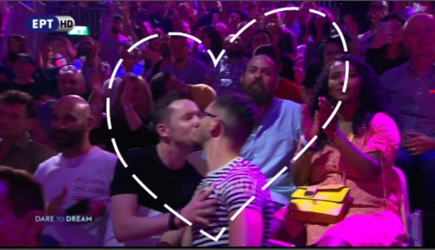Ένα από τα γκέι ζευγάρι που φιλήθηκαν στην kiss cam