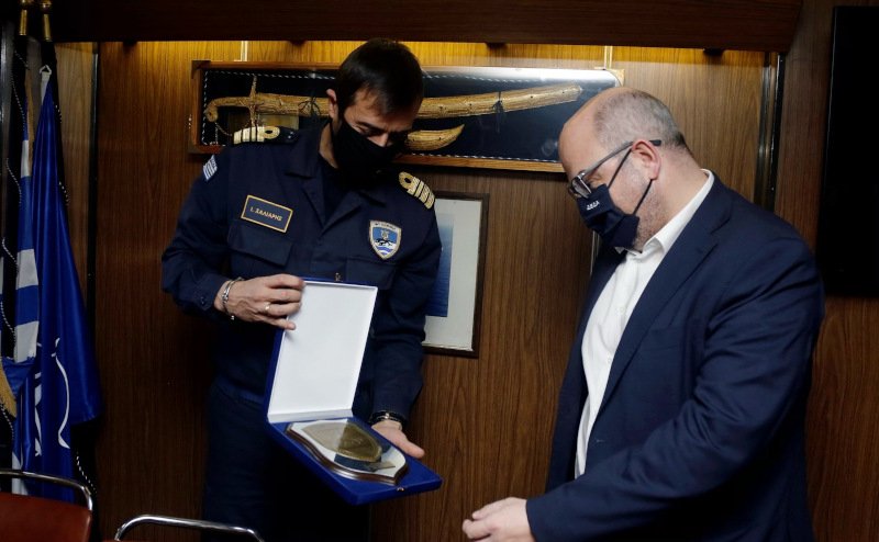 Ο Κυβερνήτης της φρεγάτας «Λήμνος», Αντιπλοίαρχος Ιωάννης Σαλιάρης Π.Ν. και ο Διευθύνων Σύμβουλος της ΔΕΔΑ, Μάριος Τσάκας, κατά τη διάρκεια της συνάντησής τους