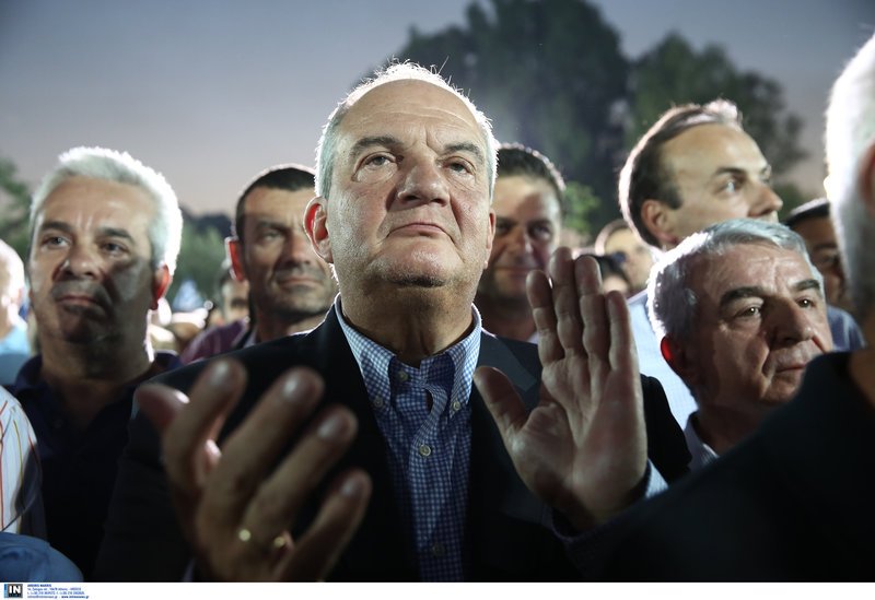 Ο Κώστας Καραμανλής χειροκροτά