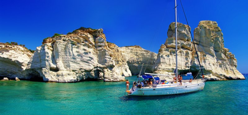 Το πιο πολυφωτογραφημένο σημείο της Μήλου, το Κλέφτικο με ιστιοπλοϊκό/Φωτογραφία: Shutterstock